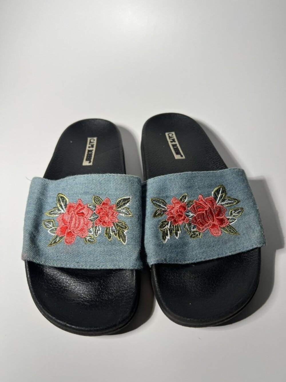 Cape Robbin Womenโs Denim Slides Size 7 Floral Embroidered Sandals